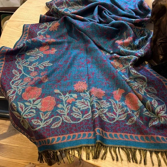 Beautiful light weight I believe scarf - Picture 4 of 7